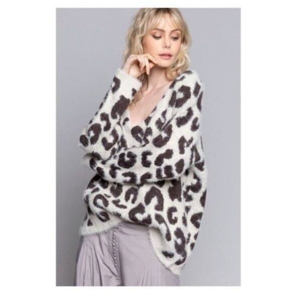 COPY - LEOPARD Print Sweater with V Neck in cream - Picture 6 of 6